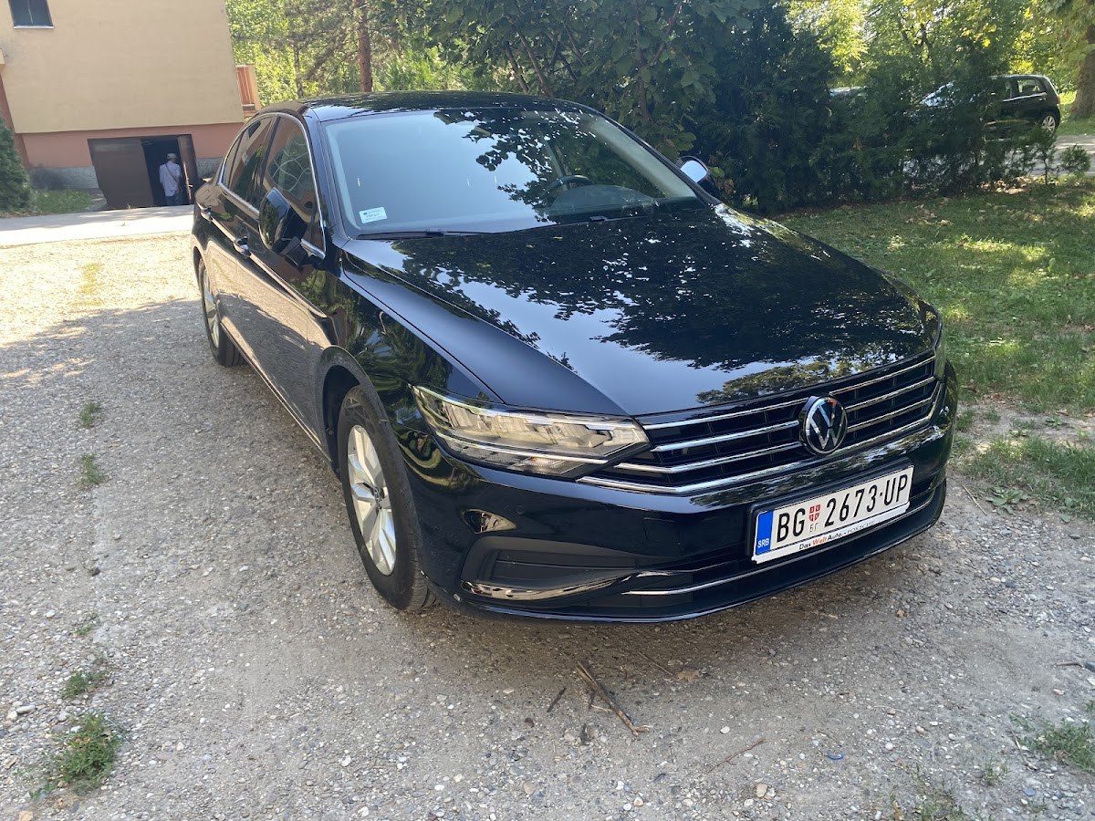 Crni Volkswagen Passat