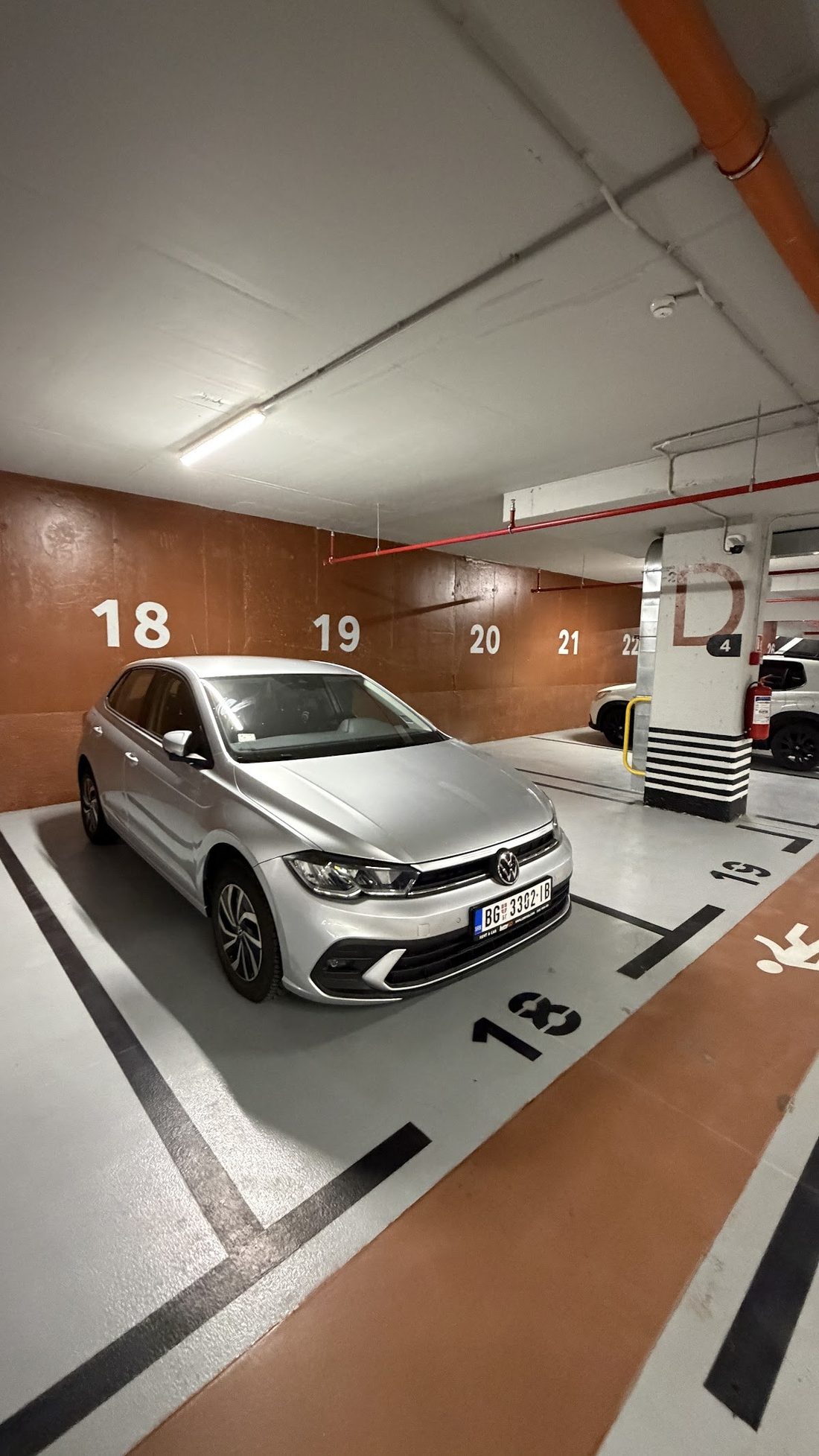 Volkswagen Polo na parking mestu