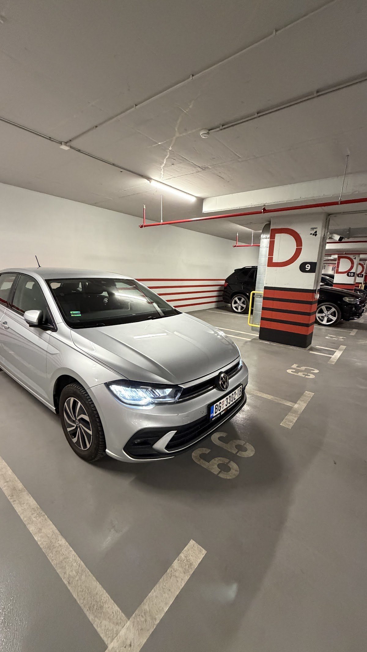 Srebrni Volkswagen Polo u garaži
